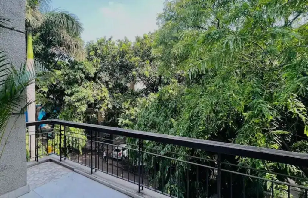 Нью-Дели: Bluo 2Bhk Panchsheel Enclave - Balcony Park