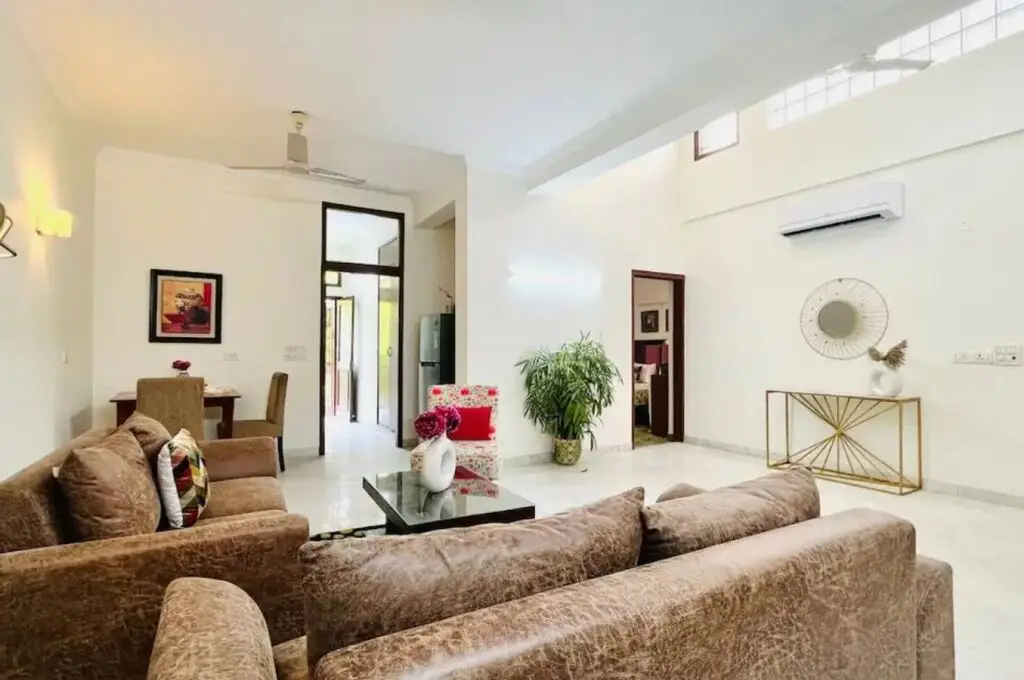 Нью-Дели: Bluo 2Bhk Panchsheel Enclave - Balcony Park