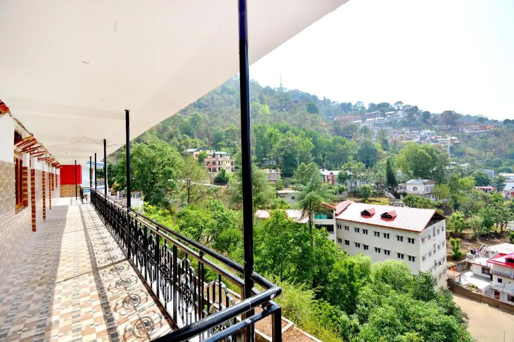 Казаули: OYO Home 78348 Sunrise view 1 BHK