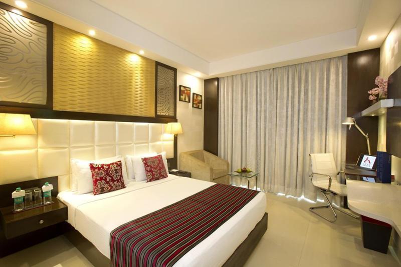 Нью-Дели: H Carlton Hotel
