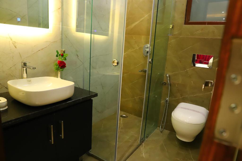 Нью-Дели: Hotel Palm Grand Naraina New Delhi - Couple Friendly Local IDs Accepted