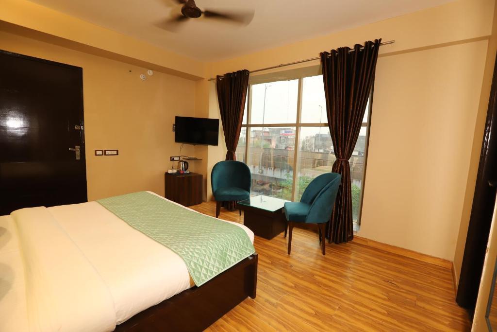 Нью-Дели: Hotel Palm Grand Naraina New Delhi - Couple Friendly Local IDs Accepted