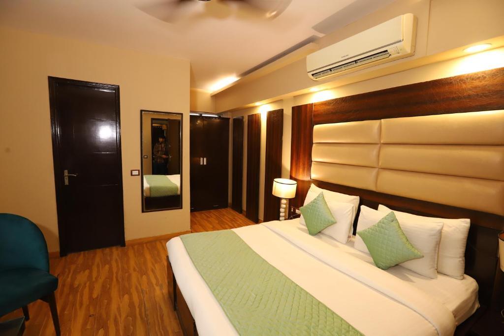 Нью-Дели: Hotel Palm Grand Naraina New Delhi - Couple Friendly Local IDs Accepted