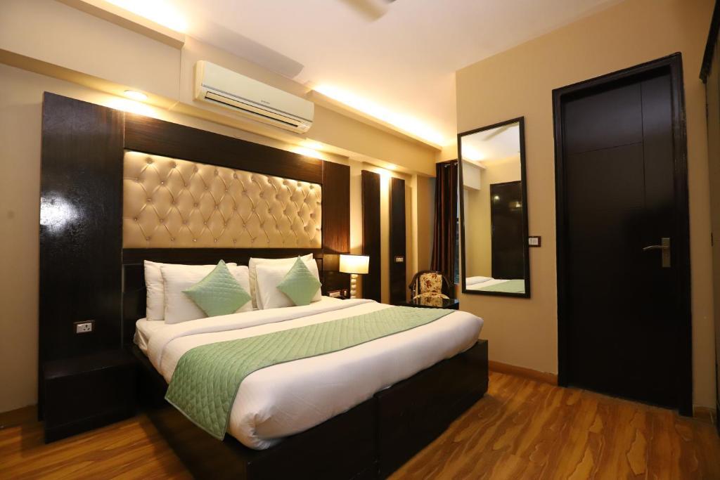 Нью-Дели: Hotel Palm Grand Naraina New Delhi - Couple Friendly Local IDs Accepted