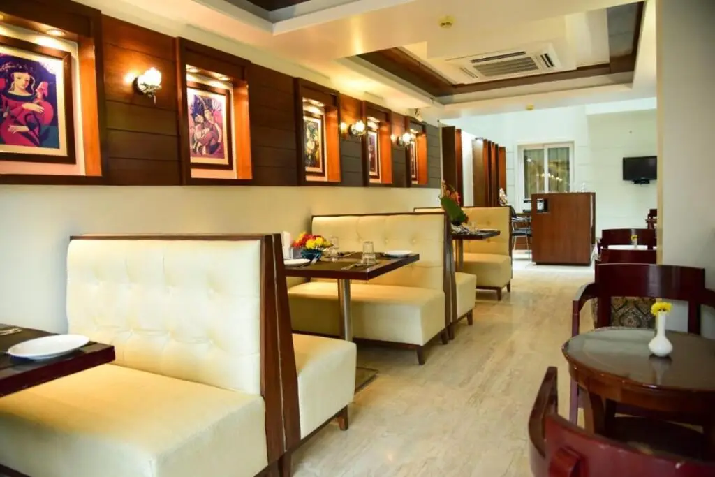 Нью-Дели: Azurra Hotels