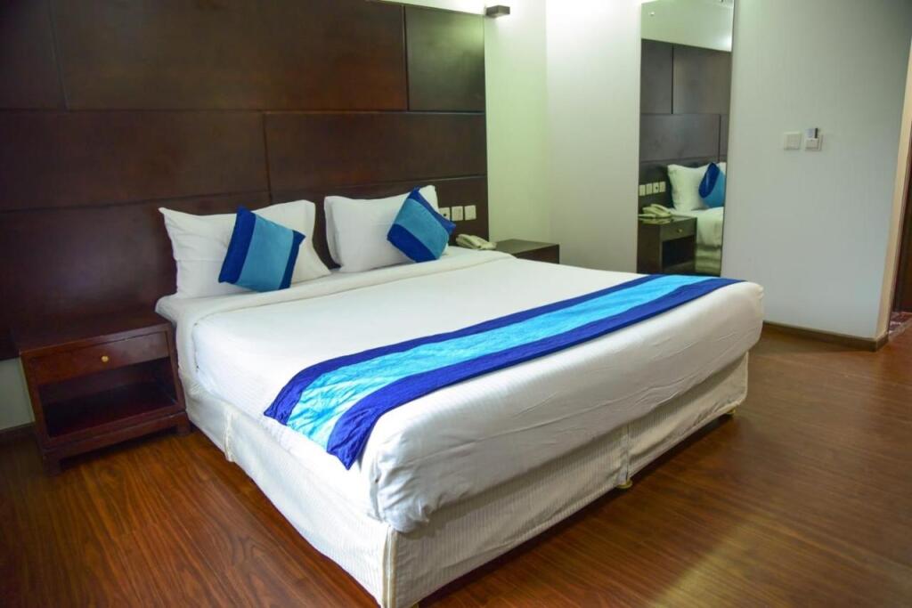 Нью-Дели: Azurra Hotels