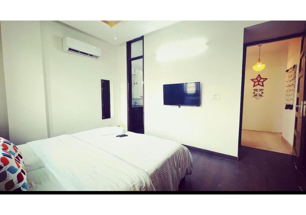 Нью-Дели: Bluo 1Bhk Defence Colony Mkt - Balcony, Parking