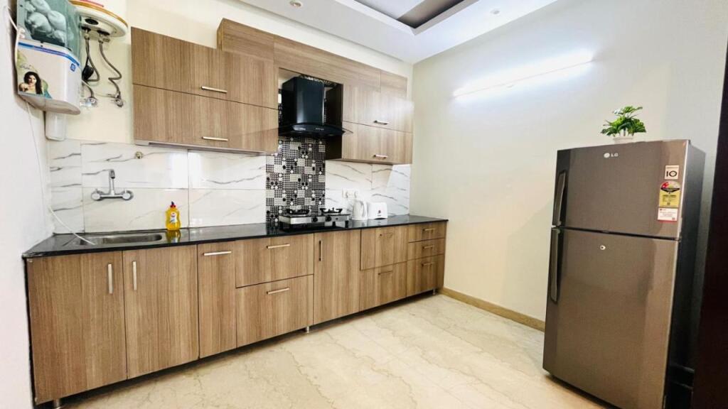 Нью-Дели: Bluo 1Bhk Defence Colony Mkt - Balcony, Parking