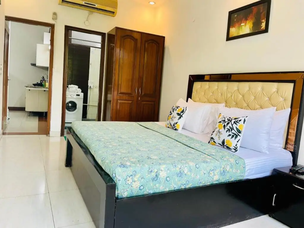 Нью-Дели: BluO Studio Defence Colony Mkt - Kitchen, Balcony