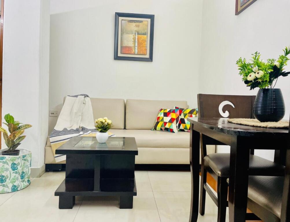 Нью-Дели: BluO Studio Defence Colony Mkt - Kitchen, Balcony