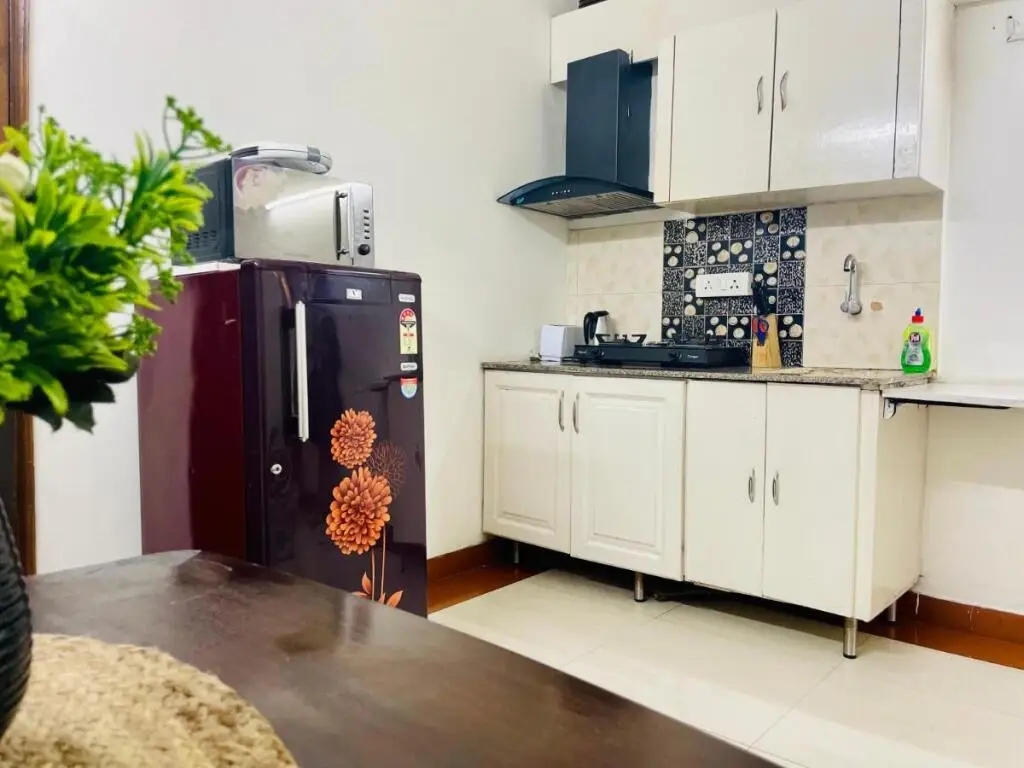 Нью-Дели: BluO Studio Defence Colony Mkt - Kitchen, Balcony