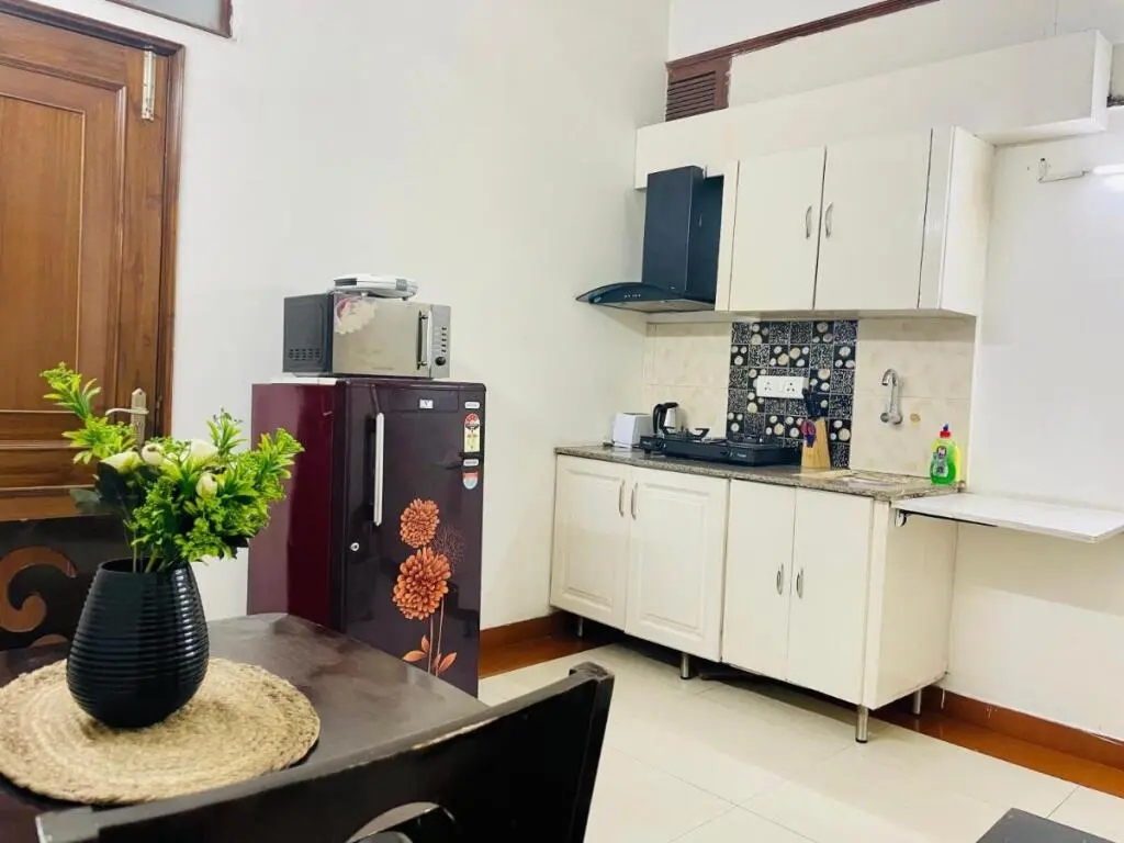 Нью-Дели: BluO Studio Defence Colony Mkt - Kitchen, Balcony
