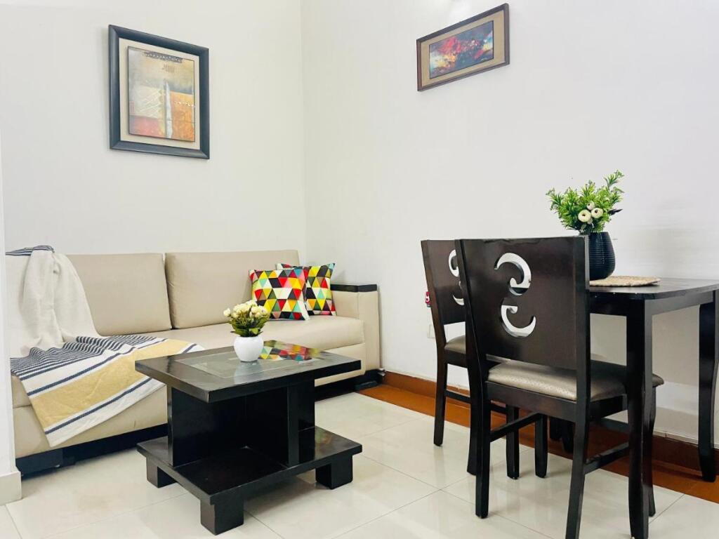 Нью-Дели: BluO Studio Defence Colony Mkt - Kitchen, Balcony