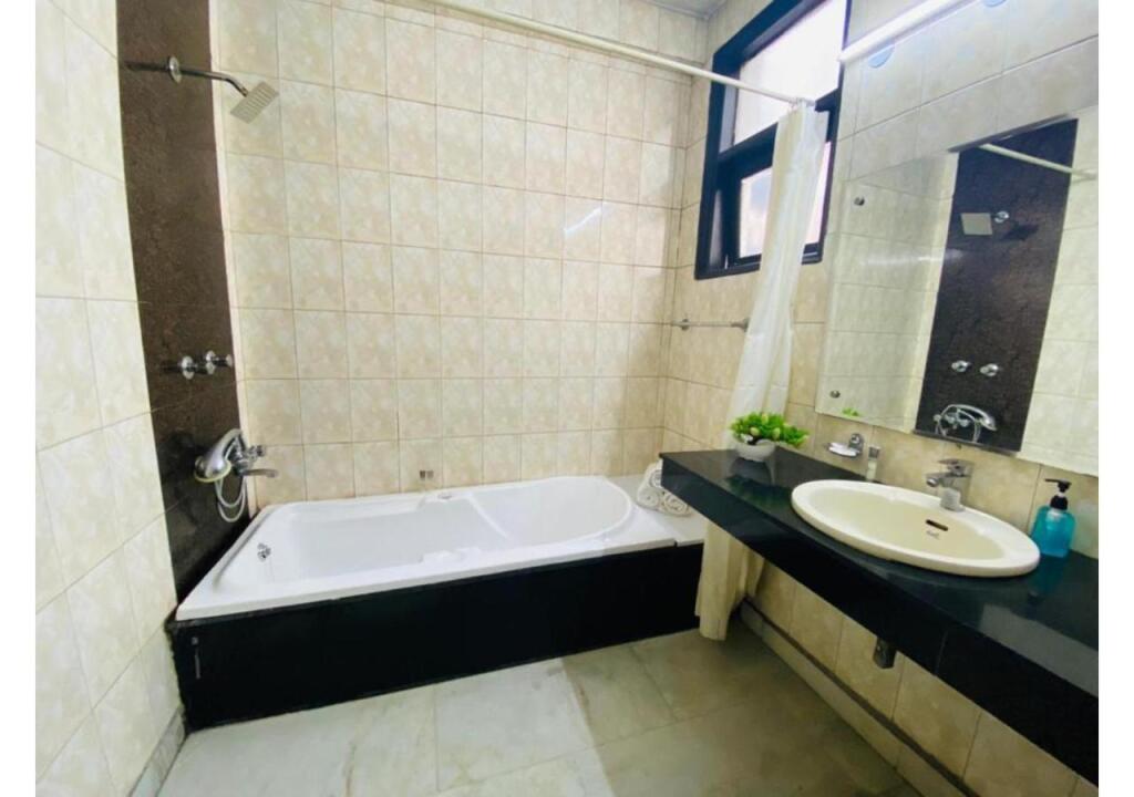 Нью-Дели: Bluo Studio - Defence Colony - Bathtub Balcony