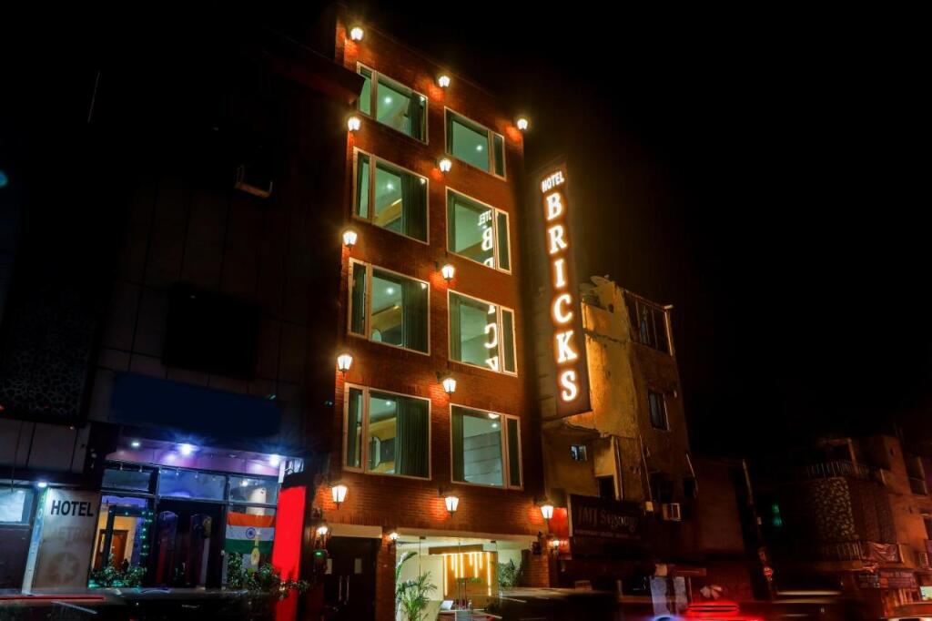 Hotel Bricks, Karol Bagh, New Delhi — фото 1