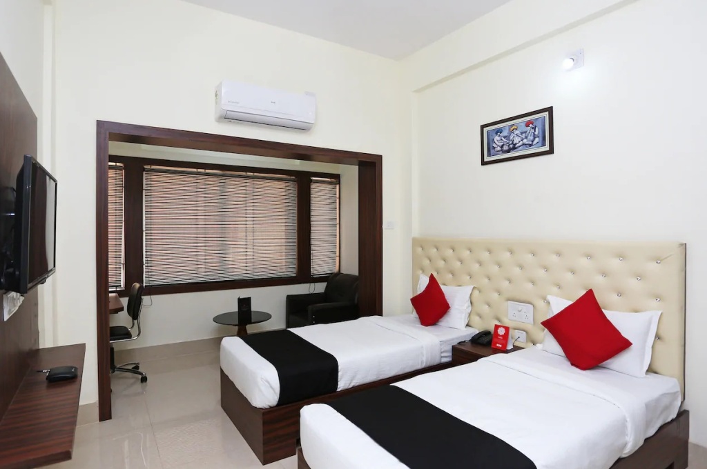 Карнал: Hotel Triple Tree
