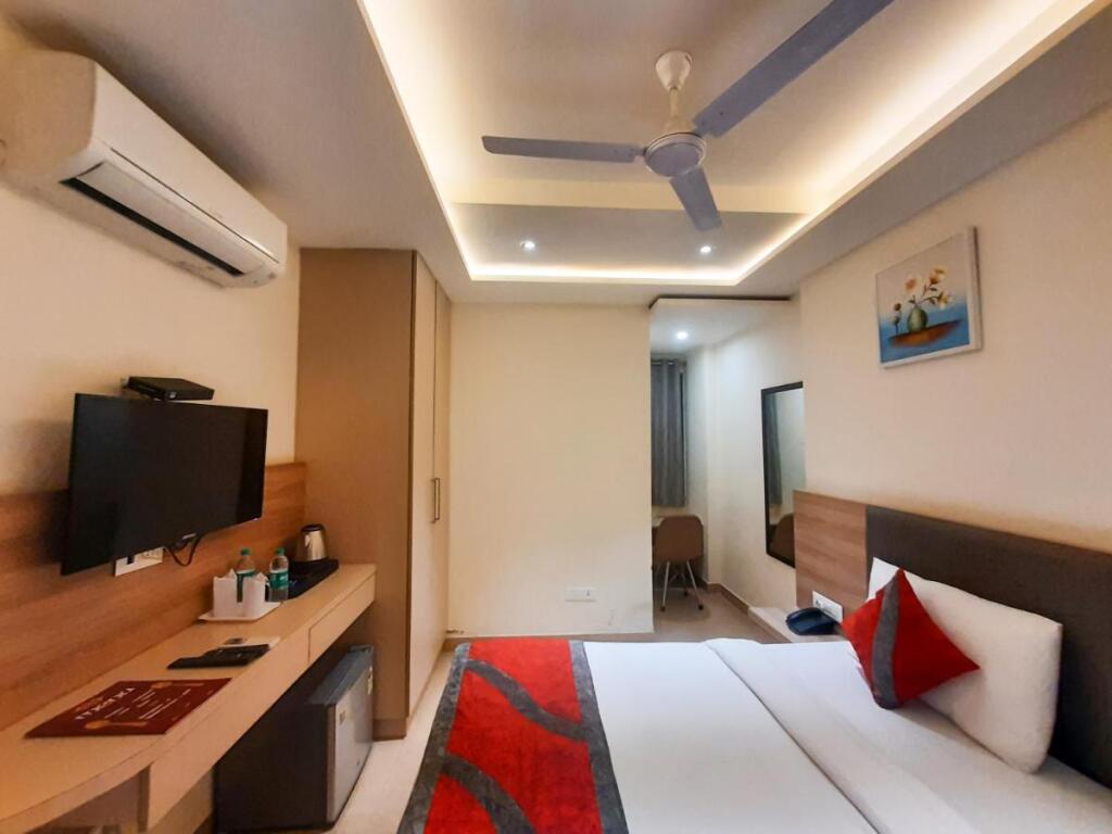 Карнал: Hotel Triple Tree