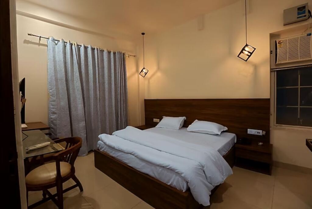Карнал: Hotel Triple Tree