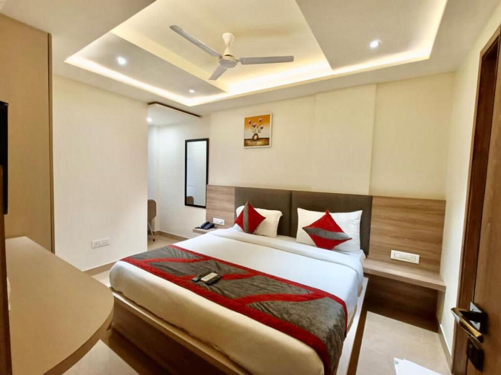 Карнал: Hotel Triple Tree