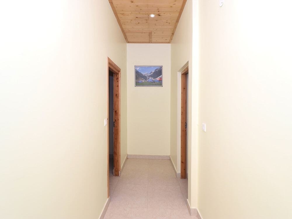 Манали: OYO 14011 Home Nature View Wooden Stay Naggar Road