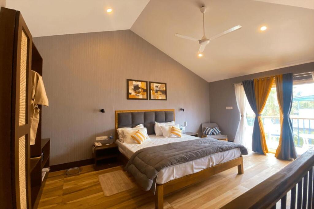 Арамбол: Sandbanks Beach Villas Morjim