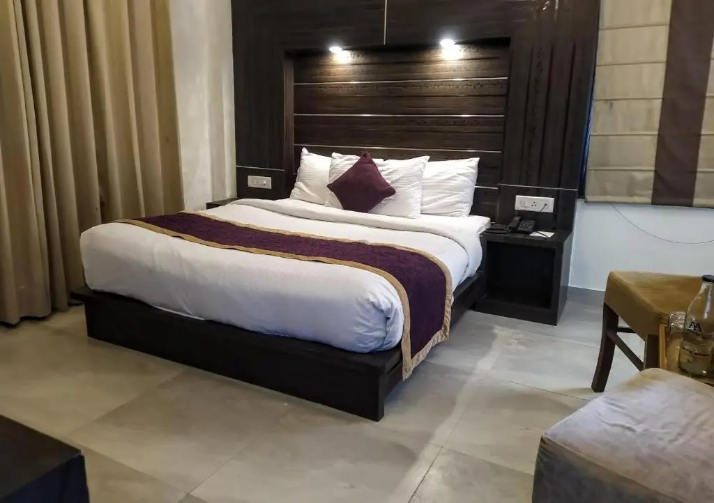 Наинитал: Hotel Holiday Highlights by Howard