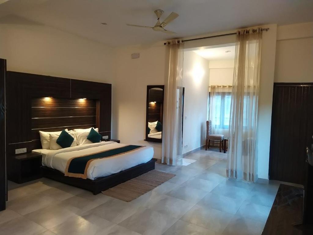 Наинитал: Hotel Holiday Highlights by Howard
