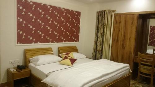 Наинитал: The Golden Peak, Hotel