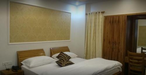 Наинитал: The Golden Peak, Hotel