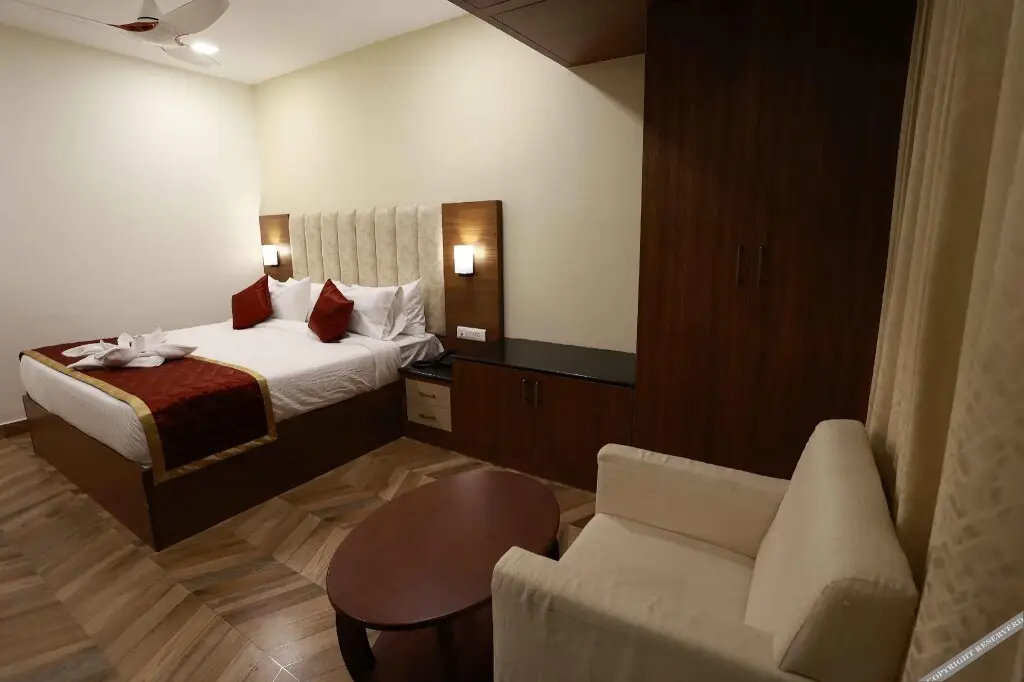 Маниячи: Hotel Bluemoon