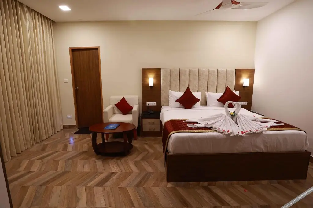 Маниячи: Hotel Bluemoon