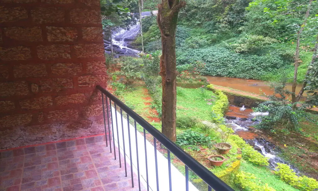 Муннар: Falling Waters