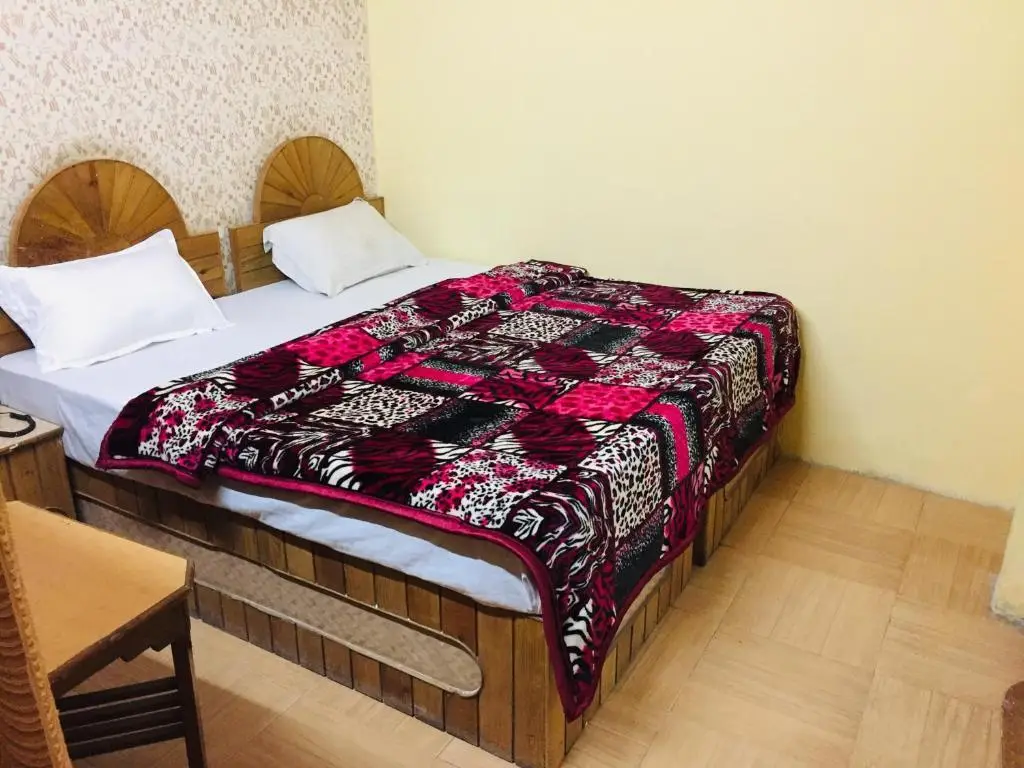 Массури: Hotel Avenel Palace, Above Bata Showroom