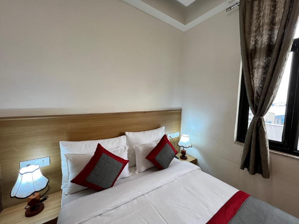 Нойда: Hotel Mithila Residency Noida - Couple Friendly Local IDs Accepted