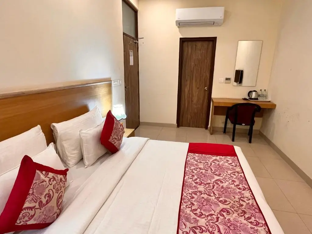 Hotel Mithila Residency Noida - Couple Friendly Local IDs Accepted — фото 1