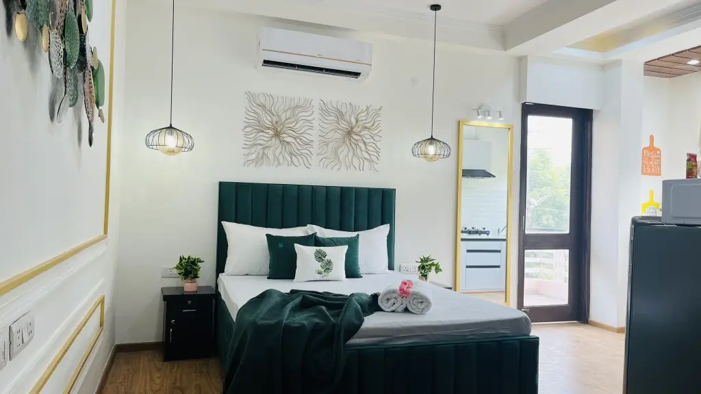 Нойда: BluO Studio Noida - Balcony, Terrace Garden, Gym