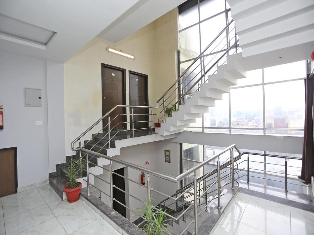 Лакхнау: FabHotel Tekarees Inn Hazratganj