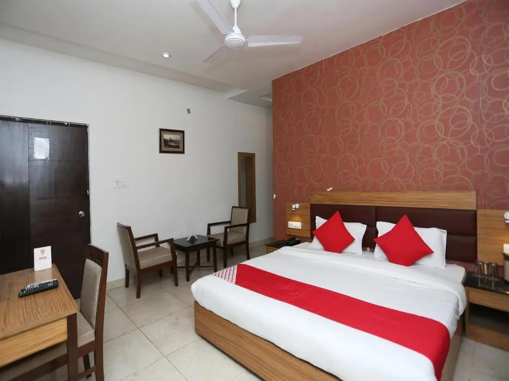 Лакхнау: FabHotel Tekarees Inn Hazratganj