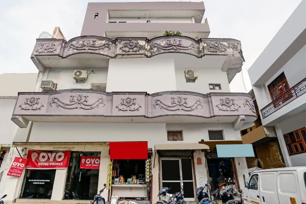 Oyo Hotel Prince Near Haiderpur Metro Station — фото 1