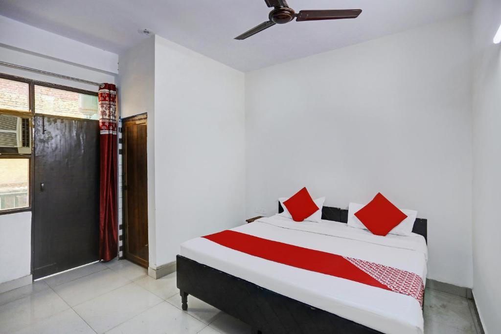 Нойда: OYO 81548 Noida Empire