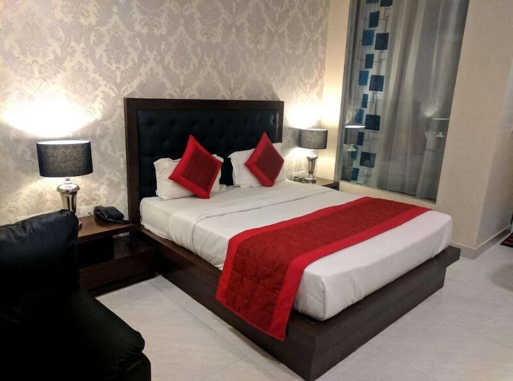 Нойда: Hotel White Castle