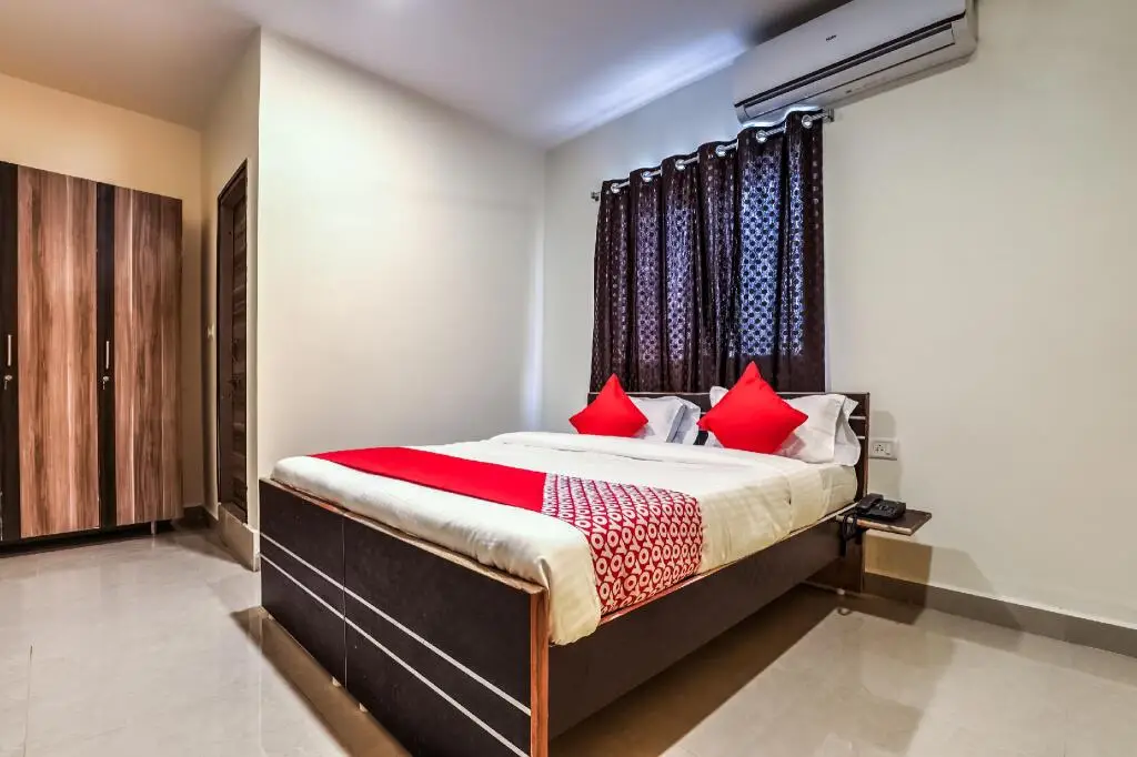 Хидерабад: Capital O 13869 Hotel Saharsh Grand