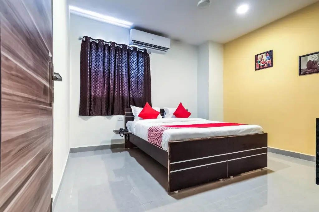 Хидерабад: Capital O 13869 Hotel Saharsh Grand