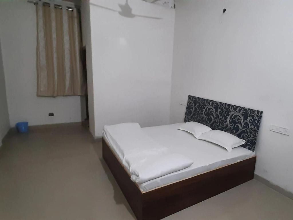 Мератх: OYO 85195 Hotel Spark Inn