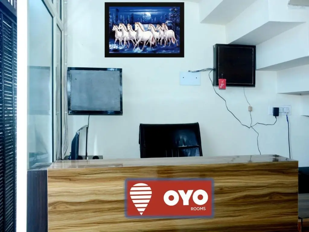 Мератх: OYO 86459 Royal King Hotel