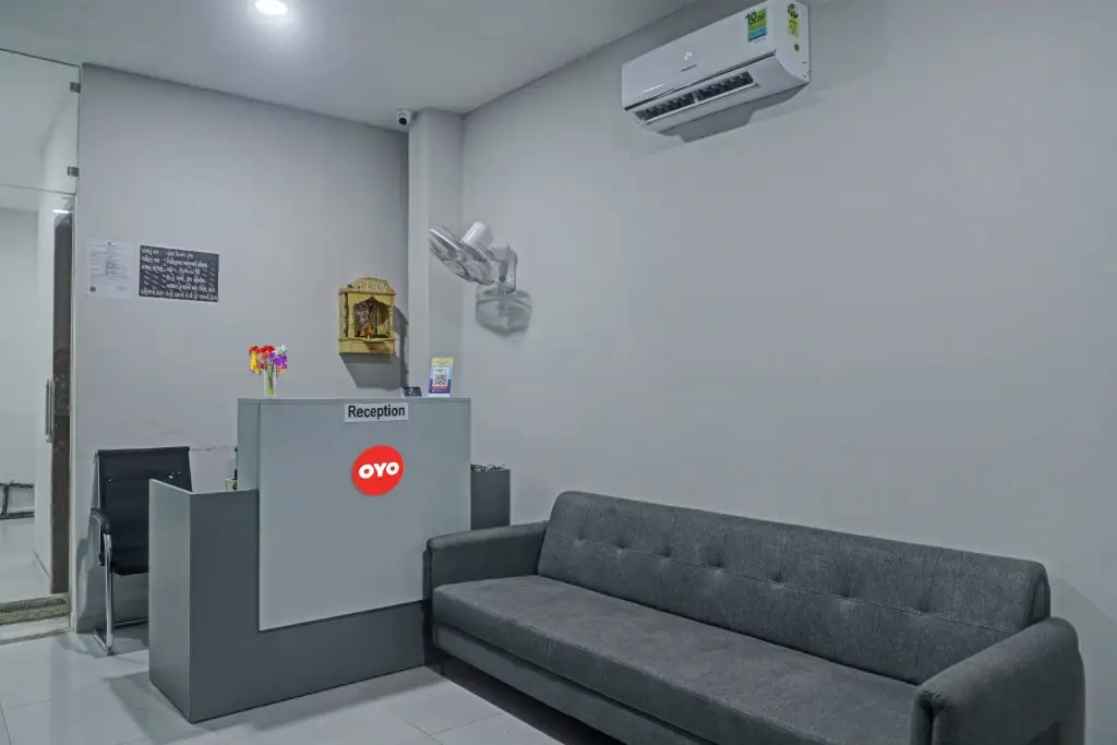 Сурат: OYO 90450 Hotel Weekend Rooms