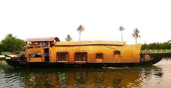 Кумараком: Indraprastham Houseboats