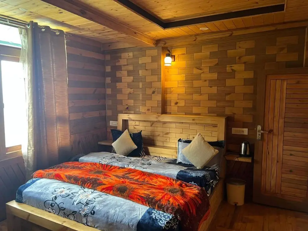 Куфри: Pahadi House