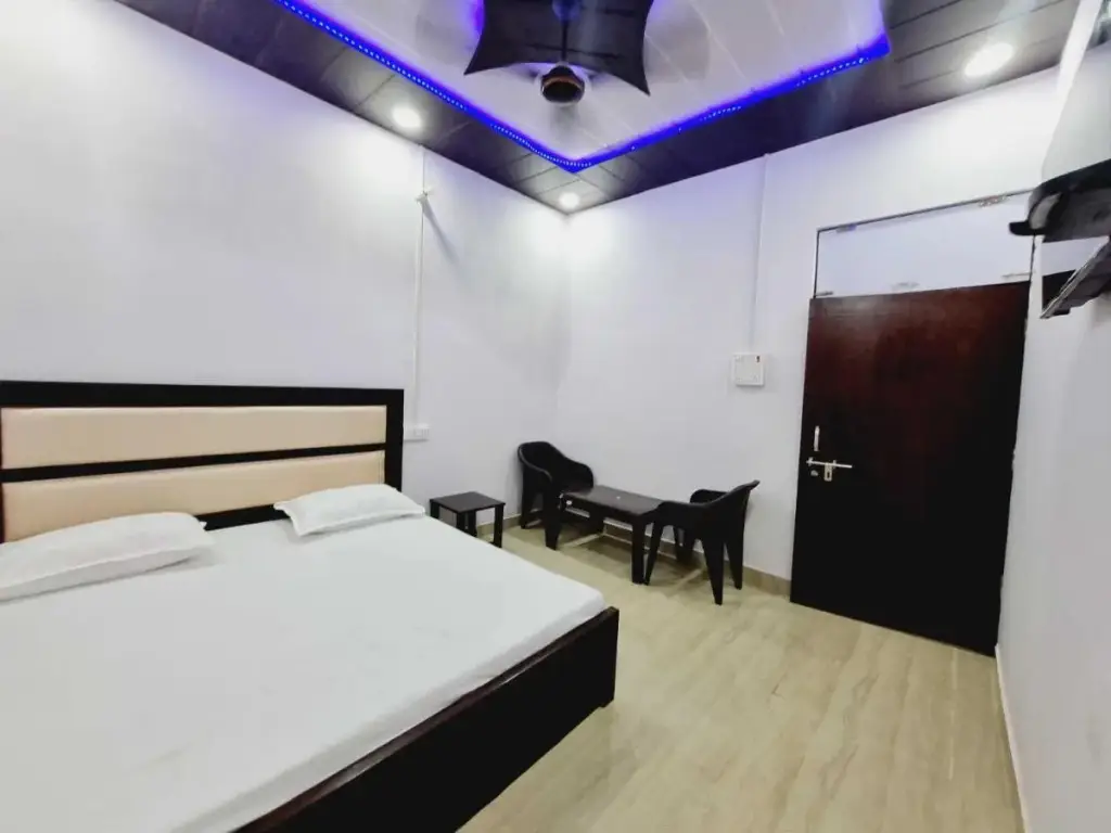 Буландшар: Oyo 701386 Hotel Shiva & Restaurant