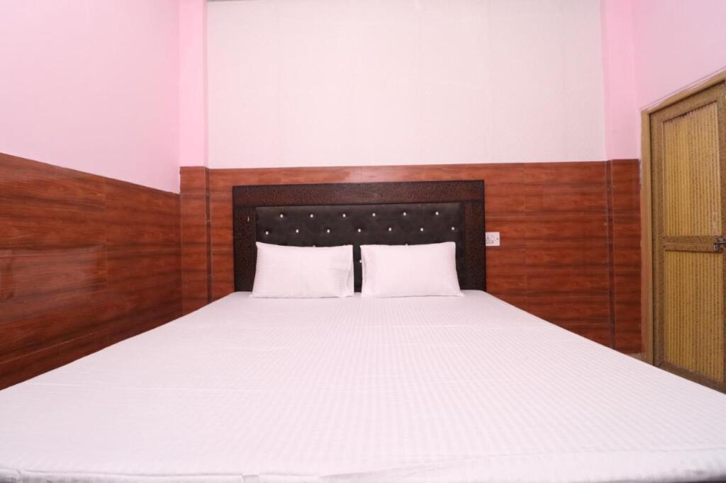 Чандигарх: Oyo Flagship 701061 Hotel Arya